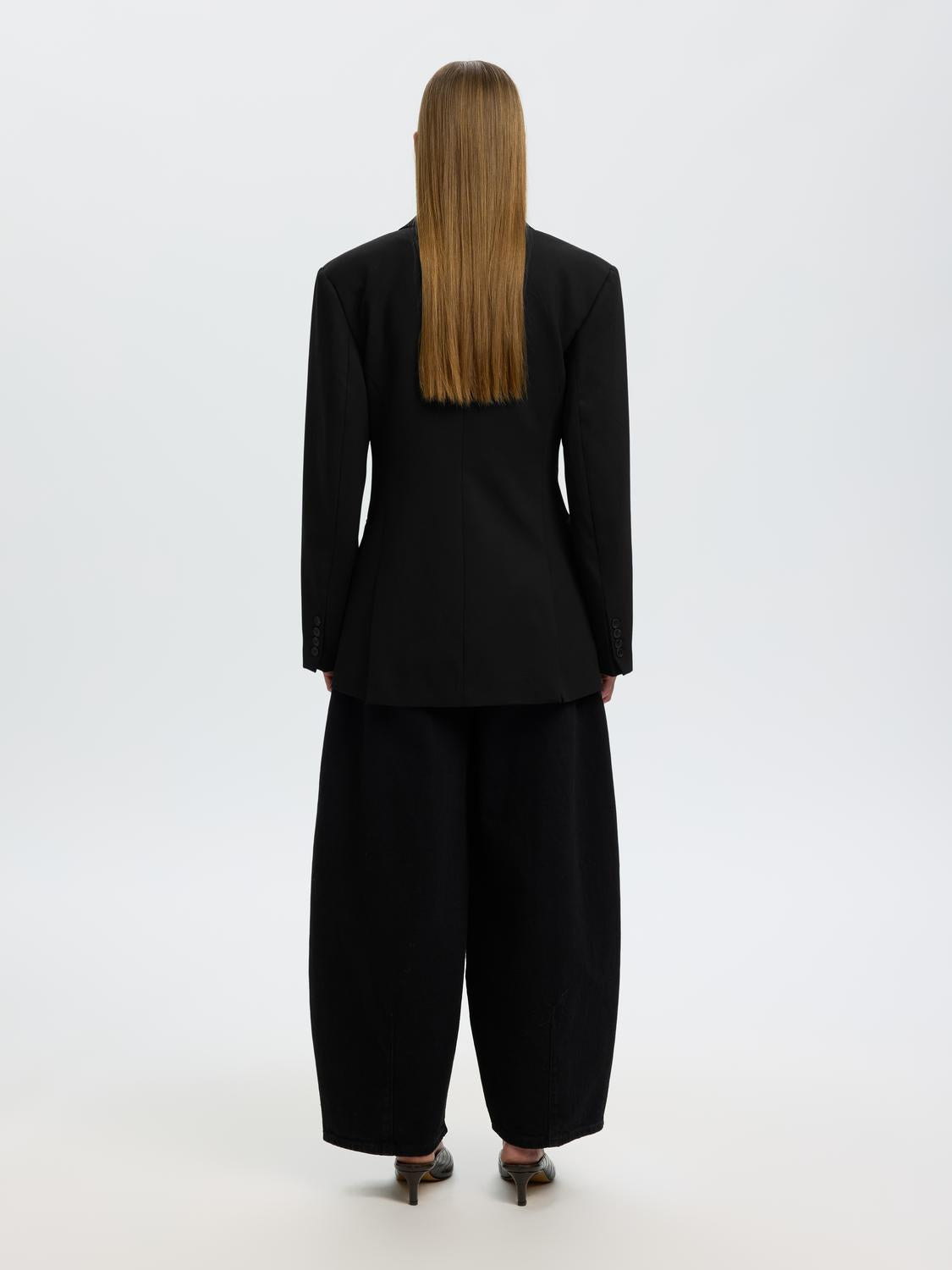 model_shot-back